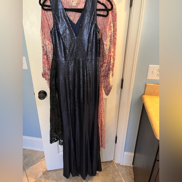 Dress the population Sandra Sequin Gown. - Picture 7 of 9